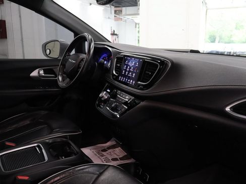 Used 2019 Chrysler Pacifica Limited w/ Advanced Safetytec Group FWD image 35