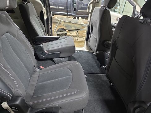 Used 2023 Chrysler Voyager LX image 11