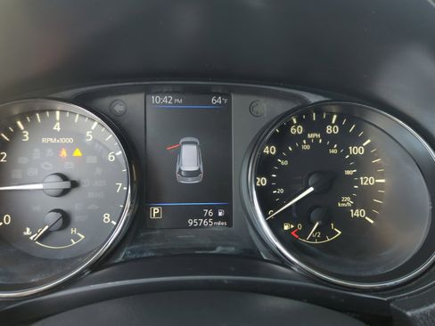 Used 2018 Nissan Rogue S image 11