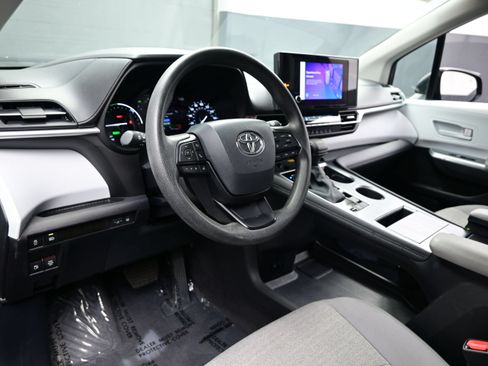 Used 2025 Toyota Sienna LE FWD image 13