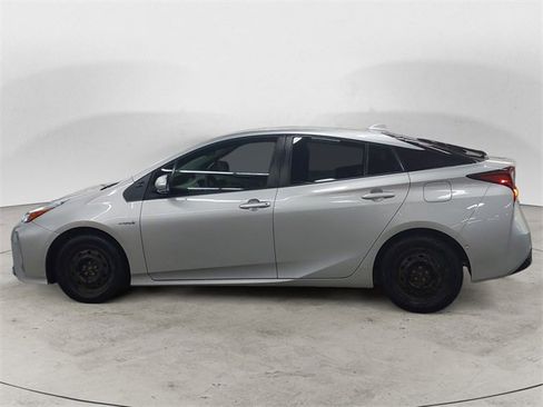 Used 2021 Toyota Prius LE image 2