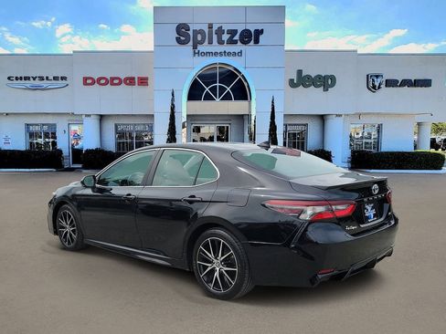 Used 2023 Toyota Camry SE FWD image 3