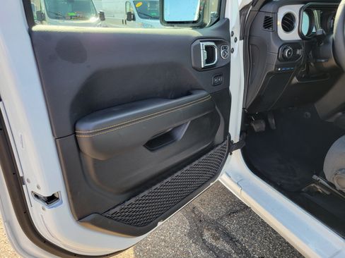 Used 2025 Jeep Wrangler Unlimited Sahara w/ Safety Group AWD/4WD image 6