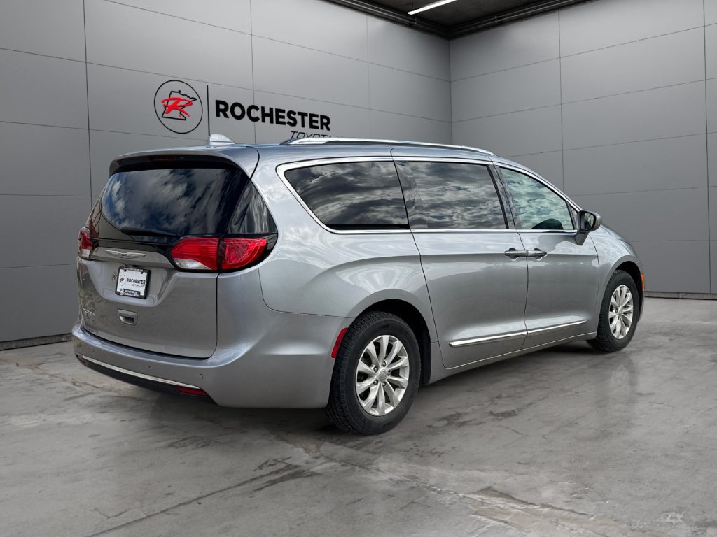 Used 2019 Chrysler Pacifica Touring-L FWD image 5
