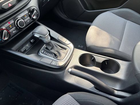 Used 2025 Kia Soul LX w/ LX Technology Package FWD image 38