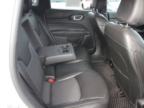 Used 2025 Jeep Compass Latitude w/ Convenience Group AWD/4WD image 30