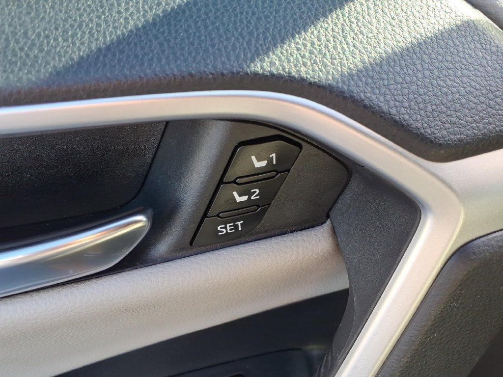 Used 2022 Toyota RAV4 Limited AWD/4WD image 16