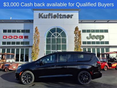 New 2026 Chrysler Pacifica Select w/ S Appearance Package