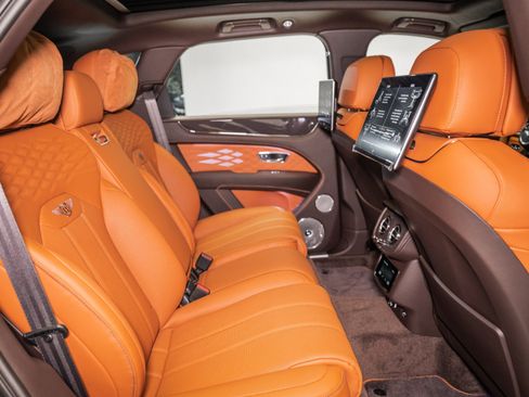 Used 2025 Bentley Bentayga image 24