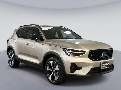 Used 2024 Volvo XC40 B5 Plus AWD/4WD image 9