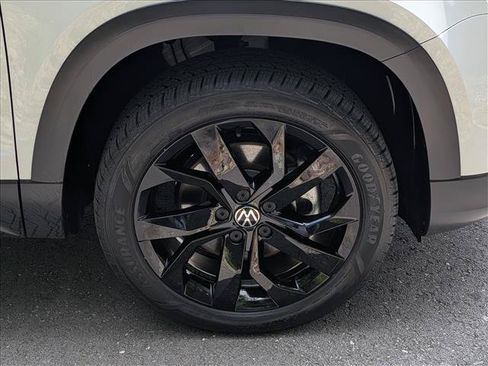 Certified 2023 Volkswagen Taos SE w/ Black Wheel Package FWD image 7