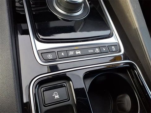 Used 2020 Jaguar F-PACE Premium image 23