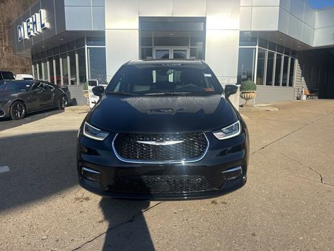 Used 2026 Chrysler Pacifica Select image 2