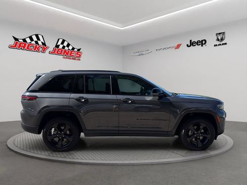 Used 2024 Jeep Grand Cherokee Altitude AWD/4WD image 12