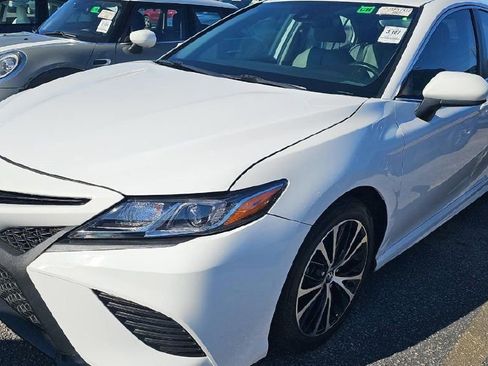 Used 2019 Toyota Camry SE image 1