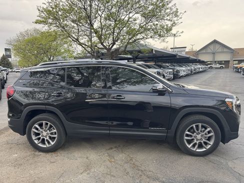 Used 2024 GMC Terrain SLT w/ Infotainment Package II image 3