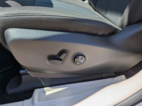 Used 2022 Chrysler Voyager LX image 12