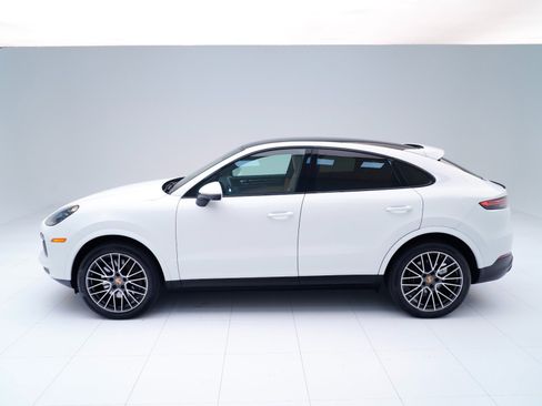 Used 2023 Porsche Cayenne Platinum Edition image 2