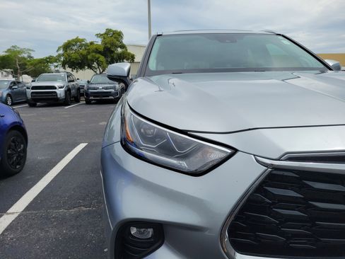 Used 2022 Toyota Highlander Limited FWD image 7