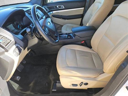 Used 2017 Ford Explorer XLT image 14