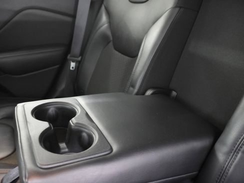 Used 2019 Jeep Cherokee Latitude Plus image 34