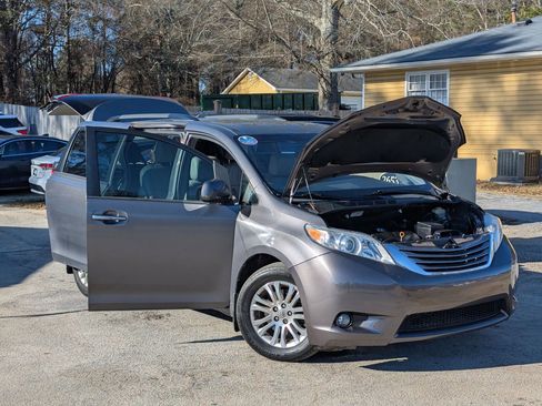 Used 2017 Toyota Sienna XLE Premium image 11