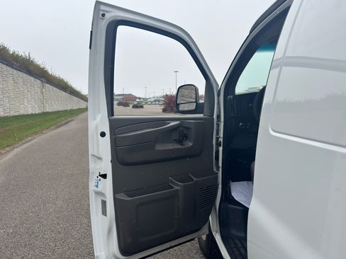 Used 2015 Chevrolet Express 3500 image 9