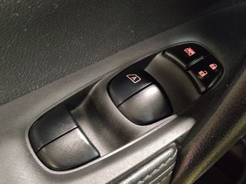 Used 2021 Nissan Rogue Sport S image 27