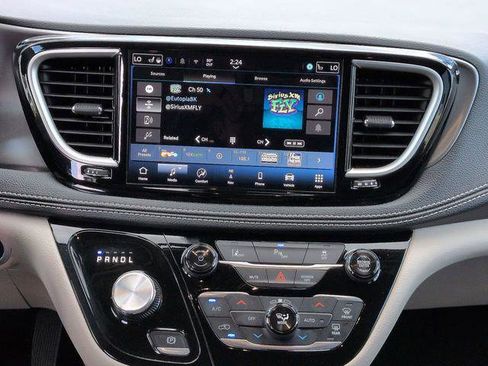 Certified 2024 Chrysler Pacifica Limited FWD image 21