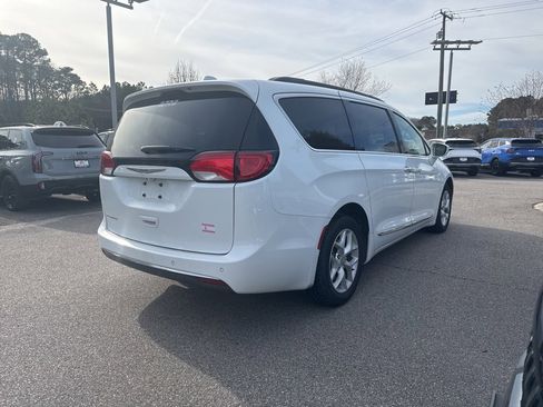 Used 2017 Chrysler Pacifica Touring-L w/ Tire & Wheel Group image 5