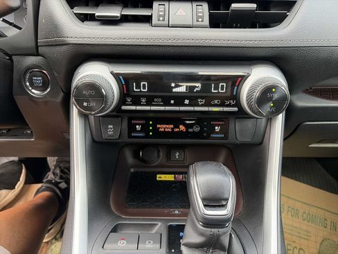 Used 2022 Toyota RAV4 Limited FWD image 16