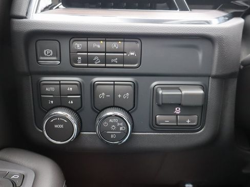 New 2025 Chevrolet Suburban LT w/ Advanced Technology Package image 16