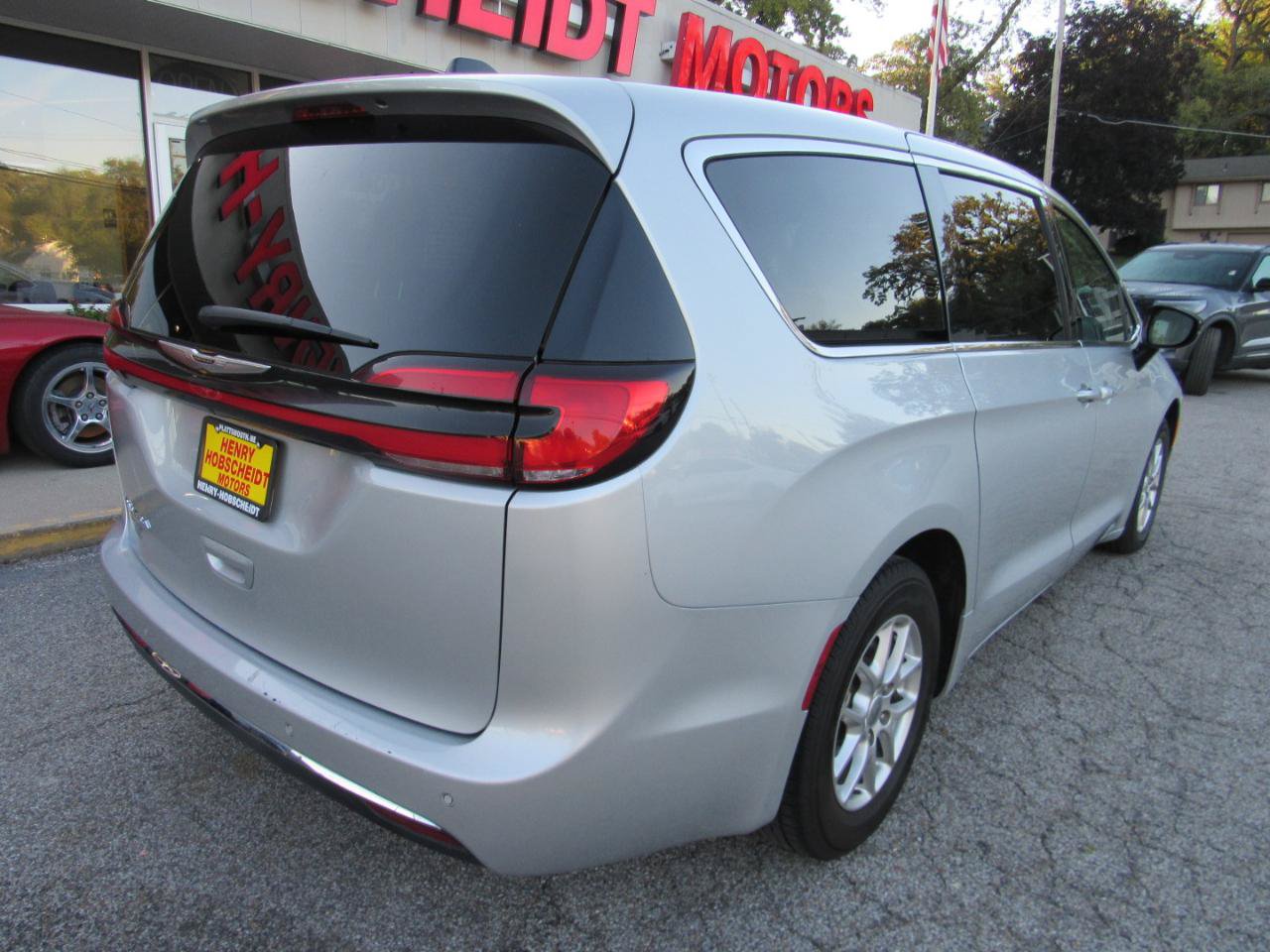 Used 2024 Chrysler Pacifica Touring-L FWD image 12