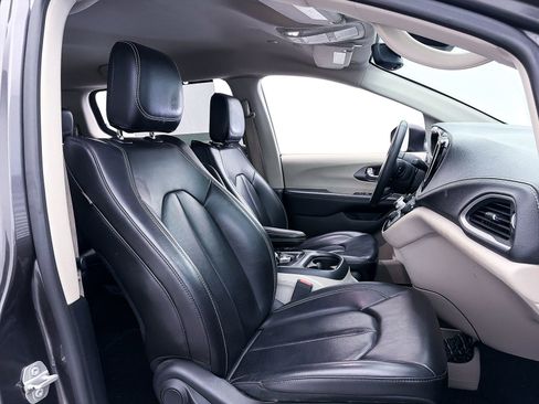 Used 2023 Chrysler Pacifica Touring-L AWD/4WD image 33