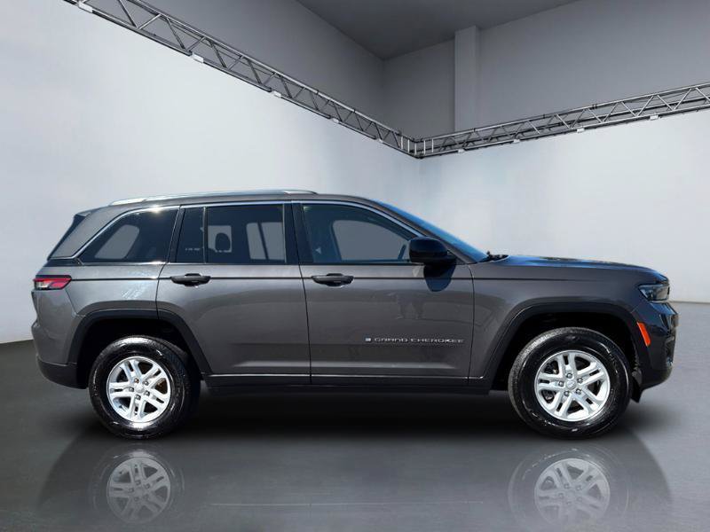 Used 2023 Jeep Grand Cherokee Laredo AWD/4WD image 3