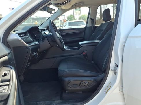 Used 2023 Jeep Grand Cherokee Laredo RWD image 14