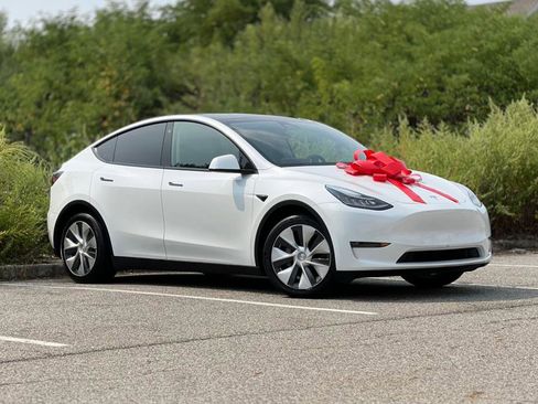 Used 2022 Tesla Model Y Long Range image 1