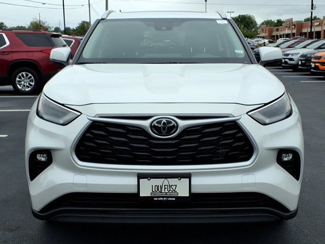 Used 2024 Toyota Highlander XLE AWD/4WD image 35