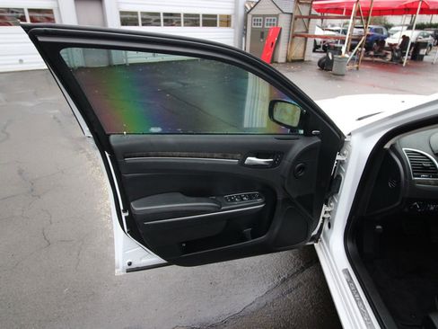 Used 2018 Chrysler 300 Limited image 10