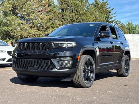 New 2025 Jeep Grand Cherokee Altitude image 9