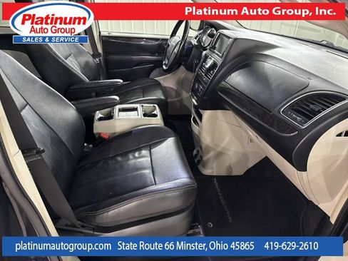 Used 2013 Chrysler Town & Country Touring image 36