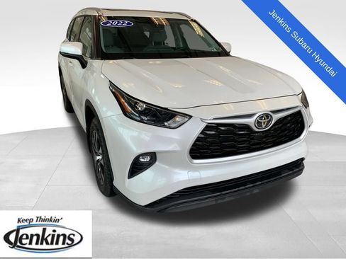 Used 2022 Toyota Highlander XLE AWD/4WD image 1