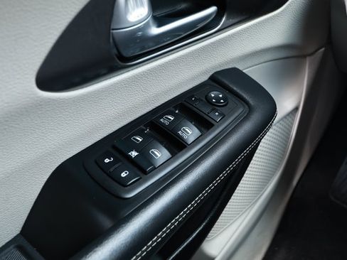 Used 2024 Chrysler Pacifica Touring-L FWD image 20