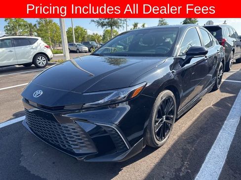 Used 2025 Toyota Camry SE w/ Convenience Package FWD image 1