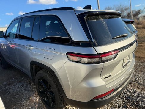 Used 2024 Jeep Grand Cherokee Altitude image 28