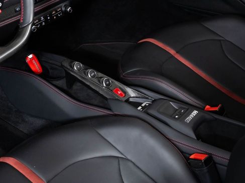 Used 2023 Ferrari F8 Spider image 39
