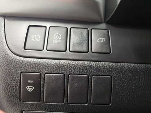 Used 2018 Toyota Highlander SE image 16