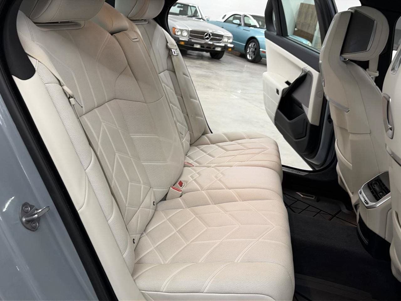 Used 2024 BMW i7 xDrive60 AWD/4WD image 23