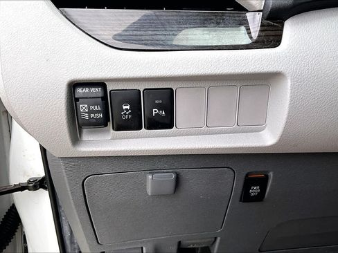 Used 2020 Toyota Sienna XLE Premium FWD image 34