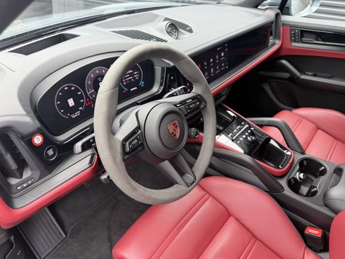 Certified 2025 Porsche Cayenne GTS AWD/4WD image 5
